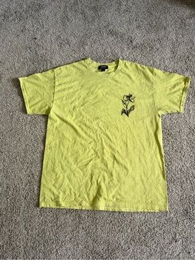 Boohoo Mens Yellow Short-Sleeve Tee with Black Floral Chest Graphic